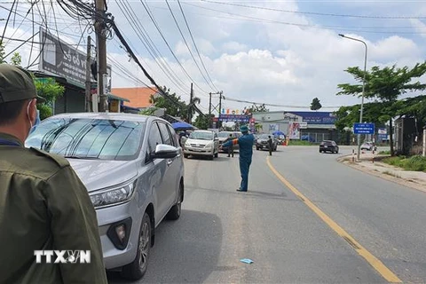 Hướng từ tỉnh Đồng Nai vào Bình Dương đang được lập chốt kiểm soát phòng chống dịch COVID-19. (Ảnh: Văn Hướng/TTXVN)