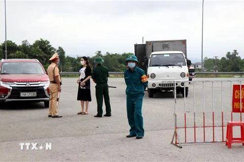 Lực lượng chức năng yêu cầu người dân không vào thành phố Hà Tĩnh khi không cần thiết. (Ảnh: Công Tường/TTXVN)
