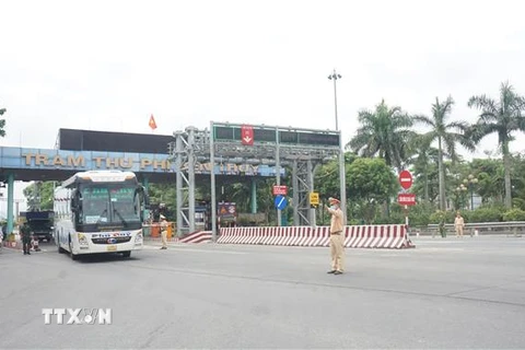 Tại Trạm thu phí Bến Thủy, Nghệ An, lực lượng chức năng đã lập chốt để kiểm soát người qua lại trên các tuyến xe Bắc Nam. (Ảnh: Bích Huệ/TTXVN)