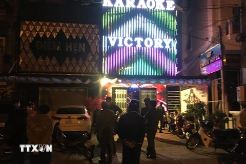 Tại thời điểm kiểm tra, phía bên ngoài của hai quán karaoke Vitory tắt đèn biển hiệu, kéo khoá cửa cuốn. (Ảnh: TTXVN)