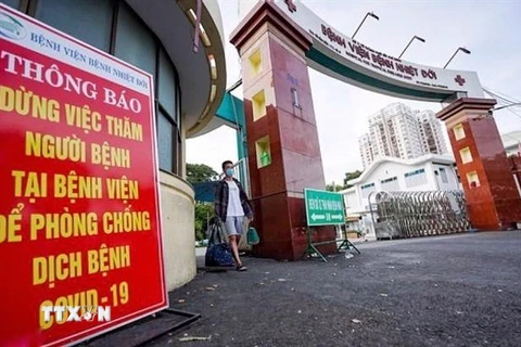 Bệnh viện Bệnh nhiệt đới Thành phố Hồ Chí Minh tạm dừng việc thăm người bệnh nhằm phòng, chống dịch COVID-19. (Ảnh: Thu Hương/TTXVN)