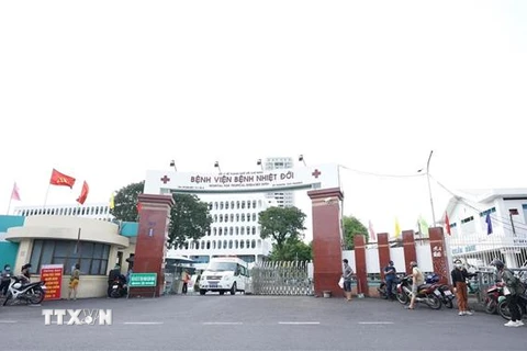 Bệnh viện Bệnh nhiệt đới Thành phố Hồ Chí Minh tạm thời phong tỏa để tiến hành truy xuất, điều tra dịch tễ. (Ảnh: Thu Hương/TTXVN)