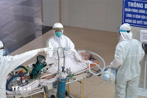 Vận chuyển bệnh nhân lên khu vực điều trị của Bệnh viện Chợ Rẫy. (Ảnh: TTXVN phát)