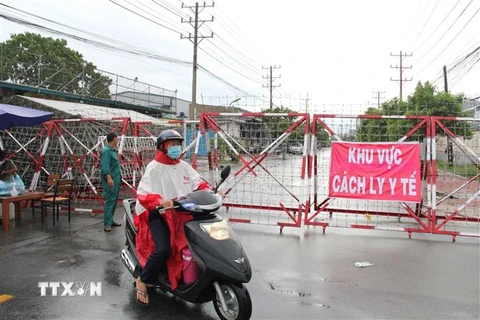 Khu vực Công ty Cổ phần TICO tại phường An Phú, thành phố Thuận An, tỉnh Bình Dương phong tỏa tạm thời để điều tra dịch tễ liên quan đến ca mắc COVID-19. (Ảnh: Văn Hướng/TTXVN)