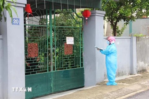 Nhân viên y tế thị trấn Thạch Hà đang khẩn trương truy vết các F1, F2 trên địa bàn có phát sinh ca bệnh. (Ảnh: Hoàng Ngà/TTXVN)