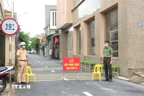 Huyện Thạch Hà đã lập 15 chốt kiểm soát dịch tại khu vực bệnh nhân sinh sống ở Tổ dân phố 6, thị trấn Thạch Hà. (Ảnh: Hoàng Ngà/TTXVN)