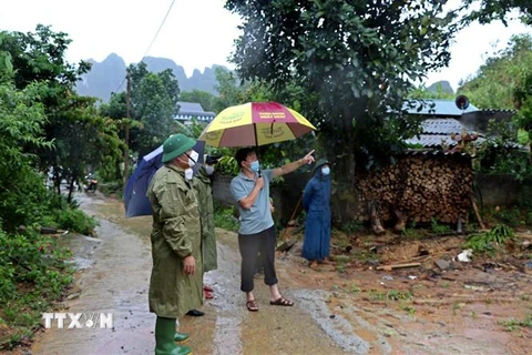 Lực lượng chức năng tỉnh Hòa Bình chỉ đạo công tác di dời cho người dân đến nơi an toàn. (Ảnh: Thanh Hải/TTXVN)