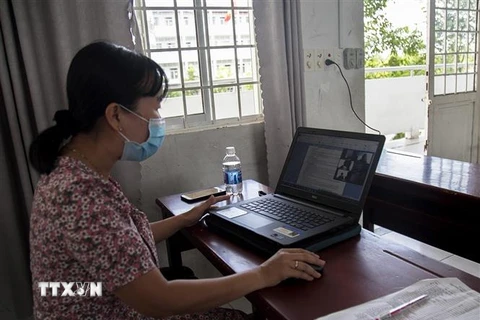Ôn môn Văn trực tuyến cho học sinh Lớp 9A2, Trường THCS và THPT Võ Văn Kiệt, Kiên Giang. (Ảnh: Hồng Đạt/TTXVN)