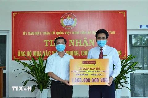 Ông Trần Văn Lợi, Phó Chủ tịch Ủy ban Mặt trận Tổ quốc Việt Nam tỉnh Bà Rịa-Vũng Tàu, tiếp nhận ủng hộ Quỹ vaccine phòng COVID-19 COVID-19 của Tập đoàn Hoa Sen. (Ảnh: Hoàng Nhị/TTXVN)