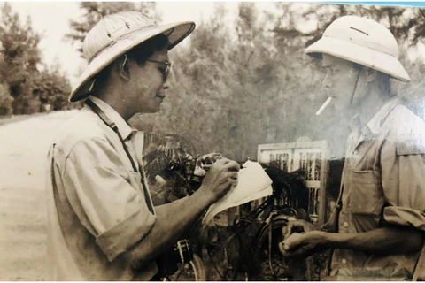 Nhà báo Nguyễn Chính (bên trái) trên đường đi công tác vào Khu 4, năm 1968. (Ảnh: Vietnam+)