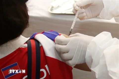 Tiêm vaccine ngừa COVID-19 tại Phnom Penh, Campuchia, ngày 2/3/2021. (Ảnh: THX/TTXVN)