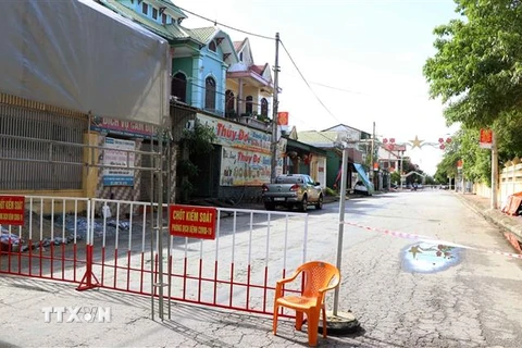 Triển khai chốt phòng dịch tại phường Tân Giang, thành phố Hà Tĩnh. (Ảnh: Công Tường/TTXVN)