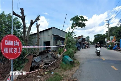 Huyện Chợ Mới đã cắm biển cảnh báo sạt lở, rào chắn không cho người, phương tiện vào khu vực có nguy cơ sạt lở. (Ảnh: Thanh Sang/TTXVN)