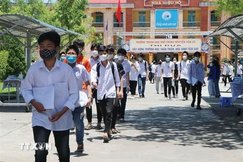 Thí sinh kết thúc môn thi tại điểm thi trường THPT Nguyễn Văn Cừ, thành phố Hải Dương. (Ảnh: Mạnh Minh/TTXVN)