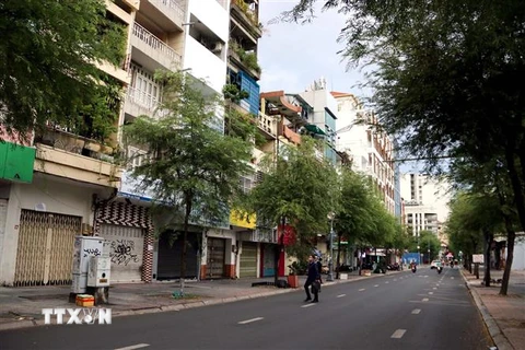 Tuyến đường Lê Thánh Tôn, quận 1, Thành phố Hồ Chí Minh vắng vẻ vì thực hiện giãn cách xã hội. (Ảnh: Thanh Vũ/TTXVN)