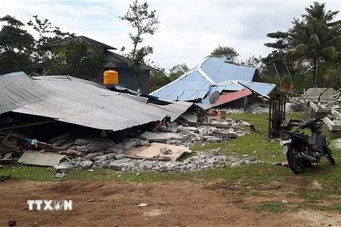 Hiện trường đổ nát sau vụ động đất có độ lớn 6,5 ở Ambon, đảo Maluku, Indonesia ngày 26/9/2019. (Ảnh: AFP/TTXVN)