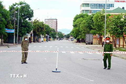 Lực lượng chức năng phong tỏa, chốt chặt tại một ngõ của phường Hưng Dũng sau khi thành phố Vinh phát hiện trường hợp thứ 2 dương tính với SARS-CoV-2. (Ảnh: Tá Chuyên/TTXVN)