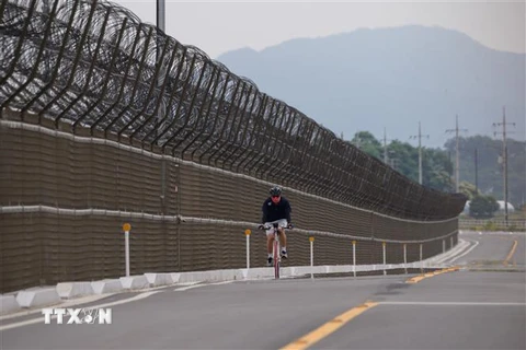 Hàng rào biên giới liên Triều tại đảo Gyodong, Hàn Quốc ngày 18/6/2020. (Ảnh: AFP/TTXVN)