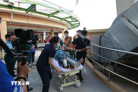  Các y, bác sỹ Bệnh viện Quân y 175 phối hợp với Sư đoàn 370, Quân chủng Phòng không - Không quân, Binh đoàn 18 thực hiện cấp cứu bệnh nhân từ hướng Nha Trang, tỉnh Khánh Hòa và từ huyện Cần Giờ, Thành phố Hồ Chí Minh đến sân bay bệnh viện, đỗ an toàn và 