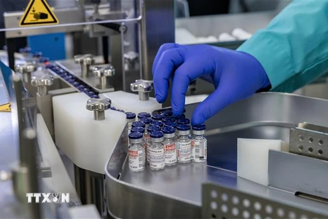Dây chuyển sản xuất vaccine Sputnik V ngừa COVID-19 tại nhà máy dược phẩm ở Karaganda, Kazakhstan, ngày 22/12/2020. (Ảnh: THX/TTXVN)