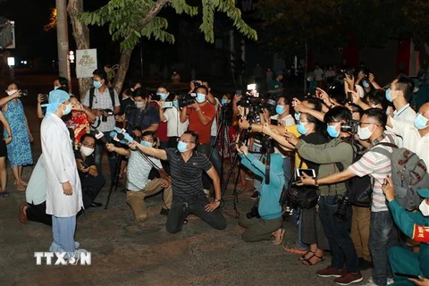Phóng viên, nhà báo ở các cơ quan báo chí ở Đà Nẵng tác nghiệp lúc 0 giờ ngày 11/8/2020 trong khu vực vừa gỡ lệnh phong tỏa. (Ảnh: Trần Lê Lâm/TTXVN)