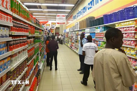 Người dân mua sắm tại một siêu thị Shoprite ở Kano, Nigeria ngày 20/3/2014. (Ảnh: AFP/TTXVN)