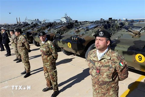 Binh sỹ Italy bên các thiết bị quân sự tại lễ chuyển giao quyền tiếp quản cho Libya tại căn cứ quân sự ở Tripoli. (Ảnh: AFP/TTXVN)