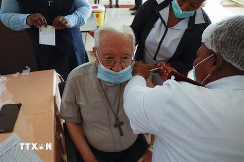 Nhân viên y tế tiêm chủng vaccine ngừa COVID-19 tại Pretoria, Nam Phi, ngày 17/5/2021. (Ảnh: AFP/TTXVN)