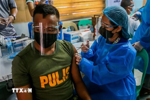 Tiêm chủng vaccine ngừa COVID-19 tại Navotas, Philippines, ngày 8/6/2021. (Ảnh: THX/TTXVN)