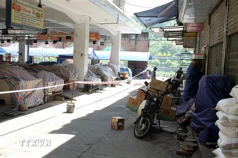 Lực lượng chức năng phong tỏa tạm thời khu vực chợ Cốc Lếu B, phường Cốc Lếu, thành phố Lào Cai. (Ảnh: Quốc Khánh/TTXVN)