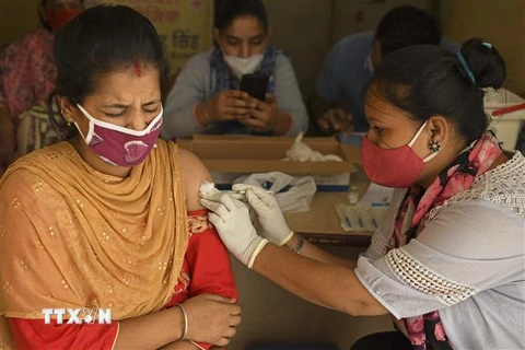 Tiêm chủng vaccine ngừa COVID-19 cho người dân ở Amritsar, Ấn Độ, ngày 18/6/2021. (Ảnh: AFP/TTXVN)