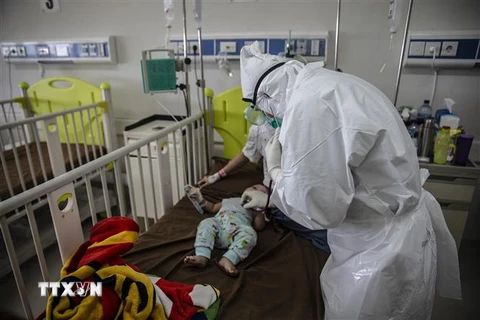 Điều trị cho bệnh nhân nhiễm COVID-19 tại bệnh viện ở Bogor, Indonesia, ngày 23/6/2021. (Ảnh: AFP/TTXVN)