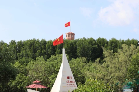 Con thuyền vươn ra biển - biểu tượng của vùng Đất Mũi Cà Mau bên cạnh Cột cờ Hà Nội. (Ảnh: Thế Anh-TTXVN)