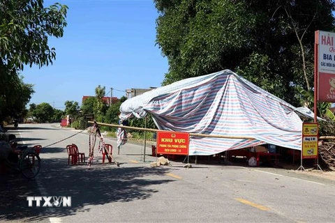 Thôn La Xá, xã Tân Lâm Hương, huyện Thạch Hà đang được chốt chặt phòng chống dịch COVID-19. (Ảnh: Công Tường/TTXVN)