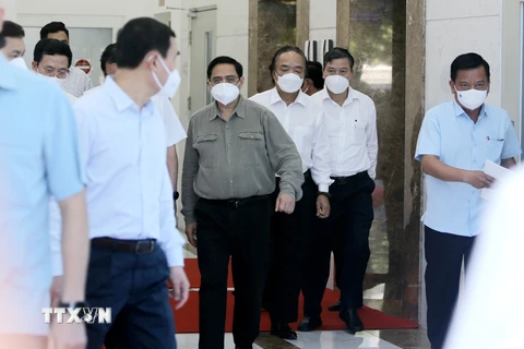 Thủ tướng Phạm Minh Chính tới làm việc tại Công ty cổ phần Công nghệ sinh học dược Nanogen. (Ảnh: Thành Chung/TTXVN)