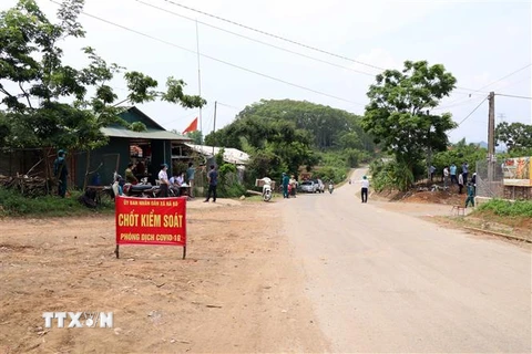 Khu vực đặt chốt kiểm soát, phòng chống dịch COVID-19 tại bản Nà Bó, xã Nà Bó, huyện Mai Sơn. (Ảnh: Hữu Quyết/TTXVN)