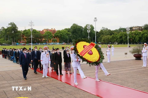 Tổng Bí thư, Chủ tịch nước Lào Thongloun Sisoulith vào Lăng viếng Chủ tịch Hồ Chí Minh. (Ảnh: Phương Hoa/TTXVN)