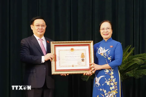 Chủ tịch Quốc hội Vương Đình Huệ trao tặng Huân chương Lao động cho các cá nhân có thành tích xuất sắc. (Ảnh: Doãn Tấn/TTXVN)