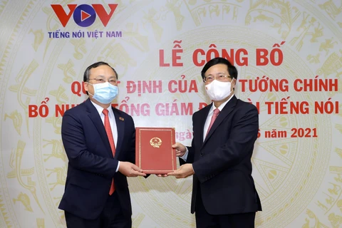 Phó Thủ tướng Phạm Bình Minh trao Quyết định của Thủ tướng Chính phủ cho ông Đỗ Tiến Sỹ. (Ảnh: Nguyễn Điệp/TTXVN)