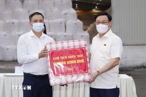 Chủ tịch Quốc hội Vương Đình Huệ tặng quà cho Nhà máy Alumin Nhân Cơ, Công ty Nhôm Đắk Nông - TKV, Tập đoàn Công nghiệp Than - Khoáng sản Việt Nam. (Ảnh: Doãn Tấn/TTXVN)