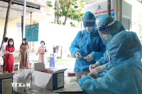 Sinh viên y khoa chuẩn bị lấy mẫu xét nghiệm cho người dân tại khu vực phường 3, Quận 3. (Ảnh: Hồng Giang/TTXVN)