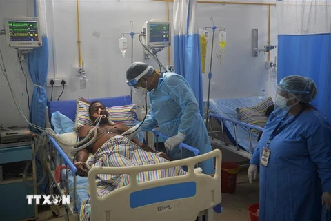 Nhân viên y tế điều trị cho bệnh nhân COVID-19 tại bệnh viện ở ngoại ô Siliguri, bang Tây Bengal, Ấn Độ ngày 1/6/2021. (Ảnh: AFP/TTXVN)