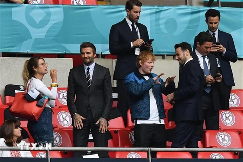 Cựu danh thủ David Beckham (trái) và nghệ sĩ Ed Sheeran (phải) cổ vũ đội tuyển Anh trong trận gặp Đức ở vòng 16 đội, Vòng chung kết EURO 2020, trên sân vận động Wembley ở London, Anh, ngày 29/6/2021. (Ảnh: AFP/ TTXVN)