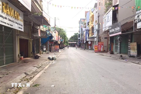 Đường phố vắng người trong ngày đầu tiên thực hiện giãn cách theo Chỉ thị 16 tại huyện Yên Mỹ. (Ảnh: Đinh Tuấn/TTXVN)