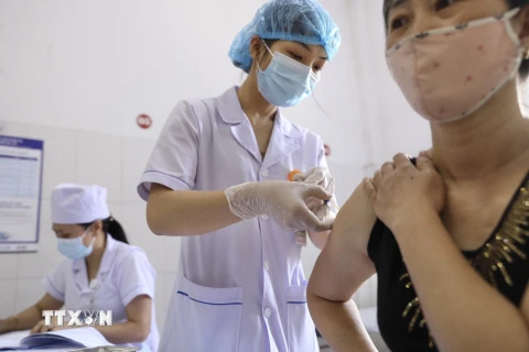 Nhân viên y tế tiêm thử nghiệm vaccine Nano Covax cho tình nguyện viên tại huyện Văn Lâm. (Ảnh: Minh Quyết/TTXVN)