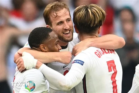 Các cầu thủ Anh mừng chiến thắng sau trận gặp Đức ở vòng 16 đội, Vòng chung kết EURO 2020, trên sân vận động Wembley ở London, Anh, ngày 29/6/2021. (Ảnh: AFP/ TTXVN)