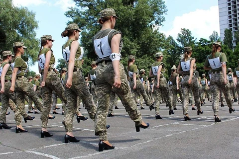 Các nữ sỹ quan Ukraine đi giày cao gót diễu hành. (Nguồn: broadway.me)