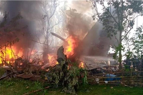 Khoảnh khắc máy bay C-130 Philippines lao xuống đất làm 50 người chết
