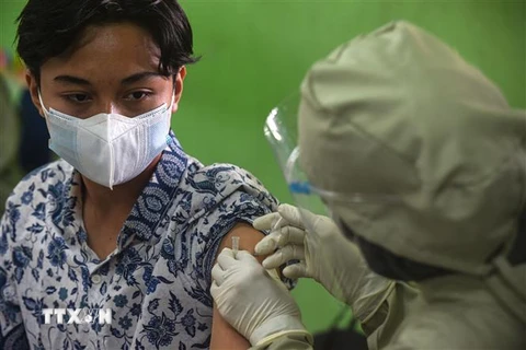 Nhân viên y tế tiêm vaccine phòng COVID-19 cho người dân tại Jakarta, Indonesia, ngày 1/7. (Ảnh: THX/ TTXVN)