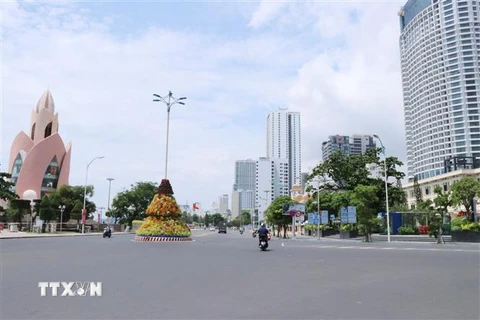 Đường Trần Phú, cạnh Quảng trường 2/4, thành phố Nha Trang, rất ít người và phương tiện lưu thông. (Ảnh: Tiên Minh/TTXVN)